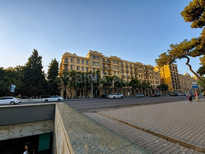 Satılır 2 otaqlı köhnə tikili 85 m², Sahil m., photo 1 from 18