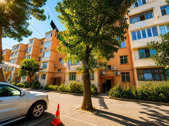 Продаётся 3-комн. вторичка 65 м², м. Кара Караев, photo 1 from 31