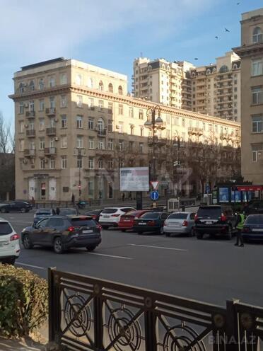 Продаётся 2-комн. вторичка 80 м², м. Низами, photo 1 from 18