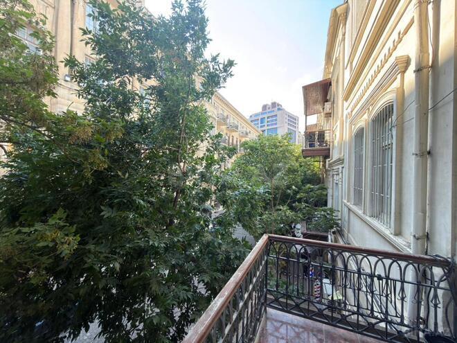 Satılır 3 otaqlı köhnə tikili 70 m², Sahil m., photo 1 from 14