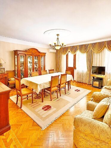 Продаётся 3-комн. вторичка 135 м², м. Кара Караев, photo 1 from 18