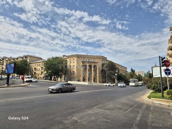 Продаётся 3-комн. вторичка 80 м², м. Низами, photo 1 from 24