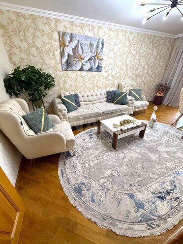 Продаётся 4-комн. вторичка 92 м², м. Нефтчиляр, photo 3 from 14