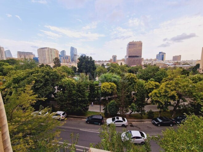 Satılır 8 otaqlı köhnə tikili 280 m², 28 May m., photo 4 from 23