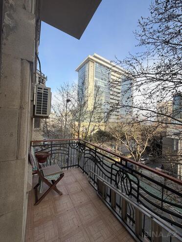 Satılır 5 otaqlı köhnə tikili 210 m², 28 May m., photo 1 from 14