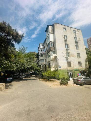 Продаётся 3-комн. вторичка 50 м², м. Иншаатчылар, photo 1 from 12