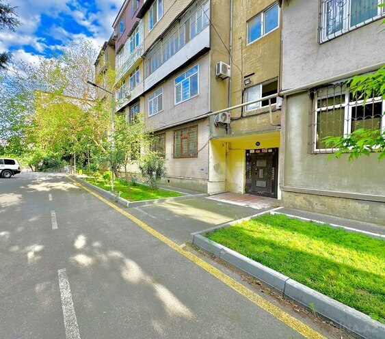 Satılır 2 otaqlı köhnə tikili 65 m², Qara Qarayev m., photo 1 from 14