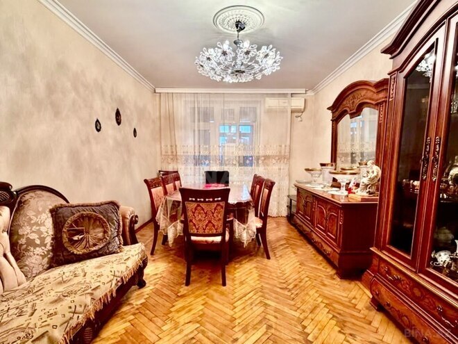 Satılır 3 otaqlı köhnə tikili 75 m², Qara Qarayev m., photo 1 from 30