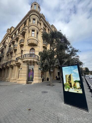 Satılır 4 otaqlı köhnə tikili 130 m², Sahil m., photo 1 from 13