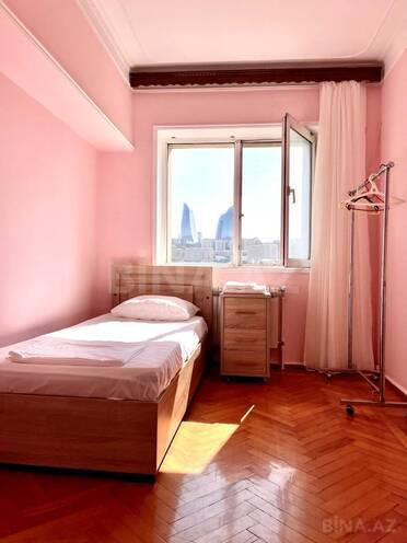 Satılır 4 otaqlı köhnə tikili 110 m², Sahil m., photo 3 from 11