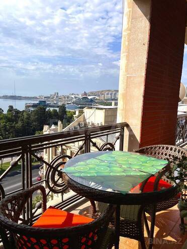 Satılır 4 otaqlı köhnə tikili 110 m², Sahil m., photo 1 from 11