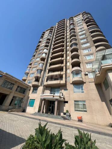Сдаётся 3-комн. вторичка 125 м², м. Низами, photo 1 from 16
