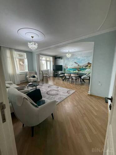 Satılır 4 otaqlı köhnə tikili 110 m², Qara Qarayev m., photo 1 from 21