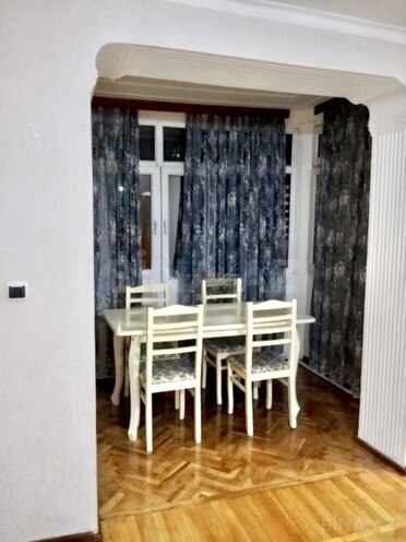Satılır 2 otaqlı köhnə tikili 55 m², İnşaatçılar m., photo 1 from 11