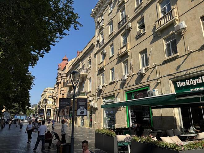 Satılır 2 otaqlı köhnə tikili 70 m², Sahil m., photo 28 from 30