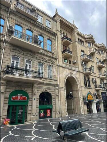 Satılır 3 otaqlı köhnə tikili 90 m², Sahil m., photo 1 from 18