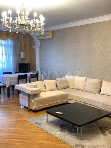 Сдаётся 3-комн. новостройка 150 м², м. Низами, photo 1 from 17