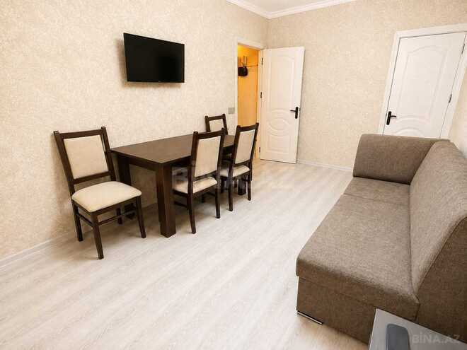 Сдаётся 3-комн. вторичка 50 м², м. Нефтчиляр, photo 1 from 12