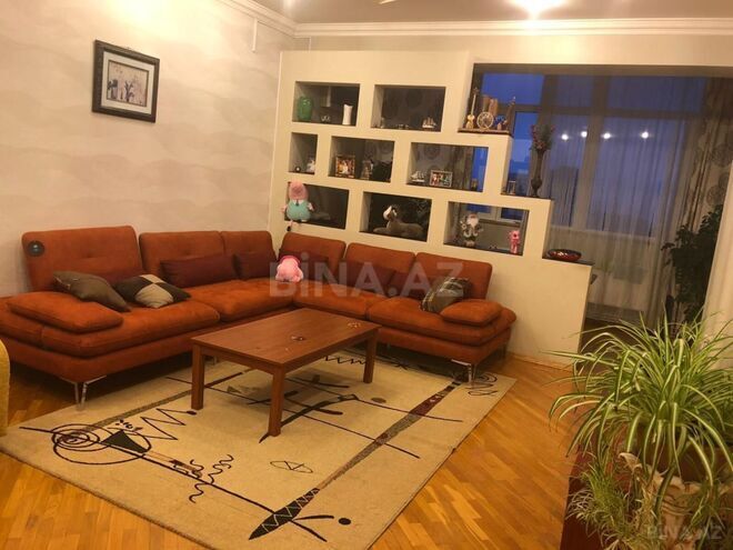 Satılır 3 otaqlı köhnə tikili 105 m², İnşaatçılar m., photo 1 from 17