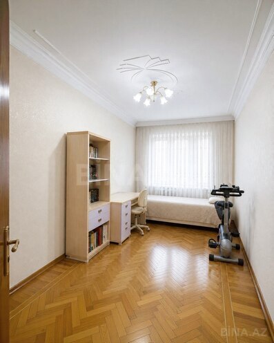 Продаётся 3-комн. вторичка 135 м², м. Кара Караев, photo 1 from 19