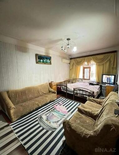 Satılır 2 otaqlı köhnə tikili 67 m², Massiv V q., photo 1 from 12