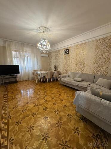 Satılır 4 otaqlı köhnə tikili 110 m², 6-cı mikrorayon q., photo 1 from 8