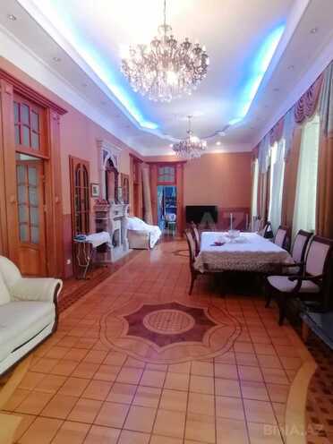 Satılır 6 otaqlı köhnə tikili 220 m², Nizami m., photo 1 from 30
