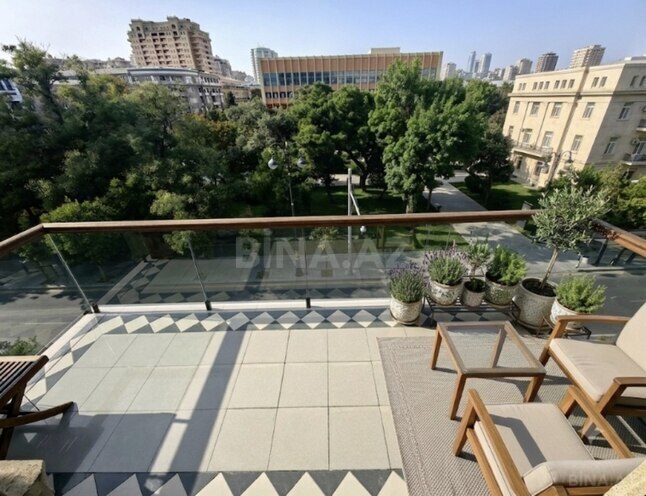 Satılır 6 otaqlı köhnə tikili 345 m², Sahil m., photo 1 from 30