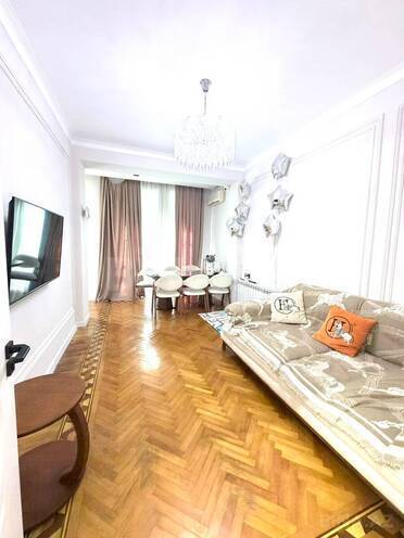 Продаётся 3-комн. вторичка 95 м², м. Низами, photo 1 from 11