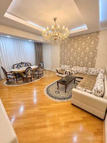 Продаётся 3-комн. новостройка 135 м², м. Кара Караев, photo 1 from 10