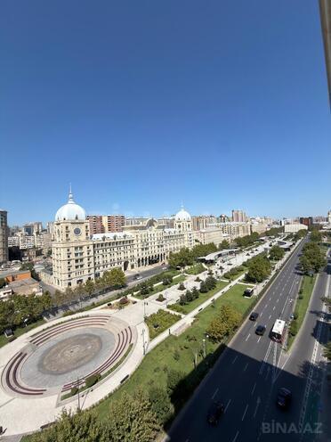 Продаётся 4-комн. новостройка 246 м², м. Низами, photo 1 from 13