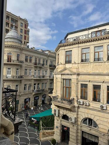 Satılır 3 otaqlı köhnə tikili 75 m², Sahil m., photo 1 from 31