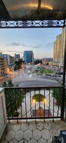 Продаётся 2-комн. вторичка 67 м², м. Низами, photo 1 from 14