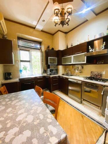 Satılır 4 otaqlı köhnə tikili 120 m², Sahil m., photo 7 from 16