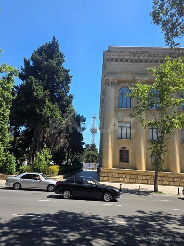 Satılır 2 otaqlı köhnə tikili 56 m², Sahil m., photo 1 from 15