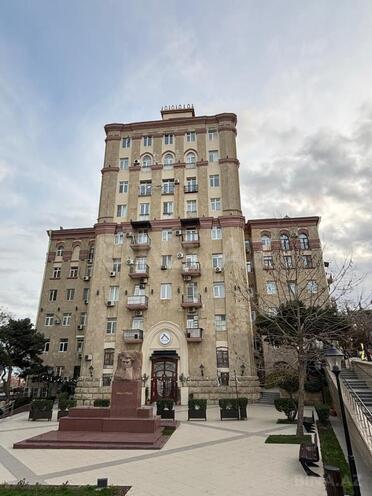 Satılır 2 otaqlı köhnə tikili 60 m², Nizami m., photo 1 from 19