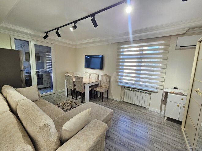 Продаётся 2-комн. вторичка 35 м², м. Кара Караев, photo 1 from 16