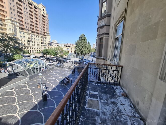 Satılır 4 otaqlı köhnə tikili 105 m², Sahil m., photo 1 from 16