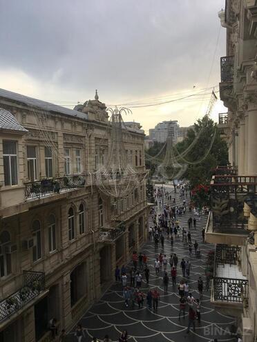 Satılır 1 otaqlı köhnə tikili 40 m², Sahil m., photo 1 from 12