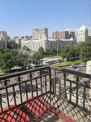 Satılır 3 otaqlı köhnə tikili 65 m², Nizami m., photo 1 from 18