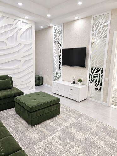 Сдается 3-комн. новостройка 107 м², м. 8 ноября, photo 1 from 17