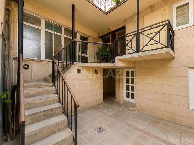 Satılır 4 otaqlı köhnə tikili 120 m², Sahil m., photo 30 from 32