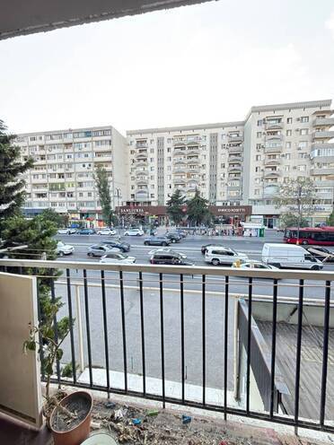 Satılır 2 otaqlı köhnə tikili 55 m², İnşaatçılar m., photo 1 from 10