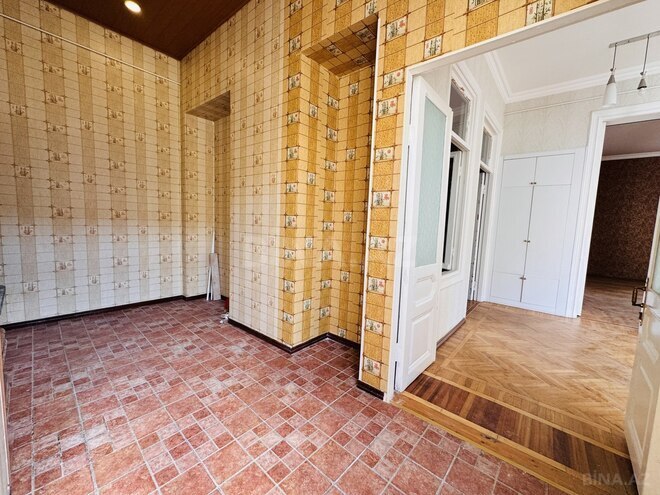 Satılır 4 otaqlı köhnə tikili 96 m², Sahil m., photo 1 from 20