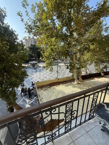 Satılır 1 otaqlı köhnə tikili 40 m², Sahil m., photo 1 from 13