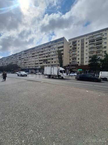 Продаётся 2-комн. вторичка 45 м², м. Иншаатчылар, photo 1 from 16