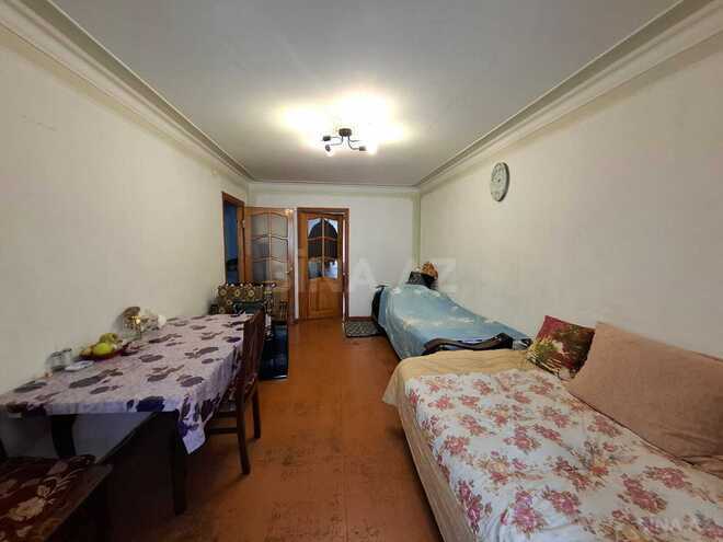 Продаётся 3-комн. вторичка 70 м², м. Кара Караев, photo 1 from 13