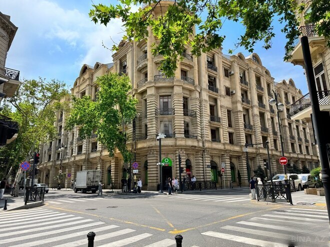 Satılır 4 otaqlı köhnə tikili 134 m², Sahil m., photo 1 from 21