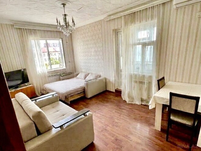 Satılır 2 otaqlı köhnə tikili 65 m², Qara Qarayev m., photo 1 from 18