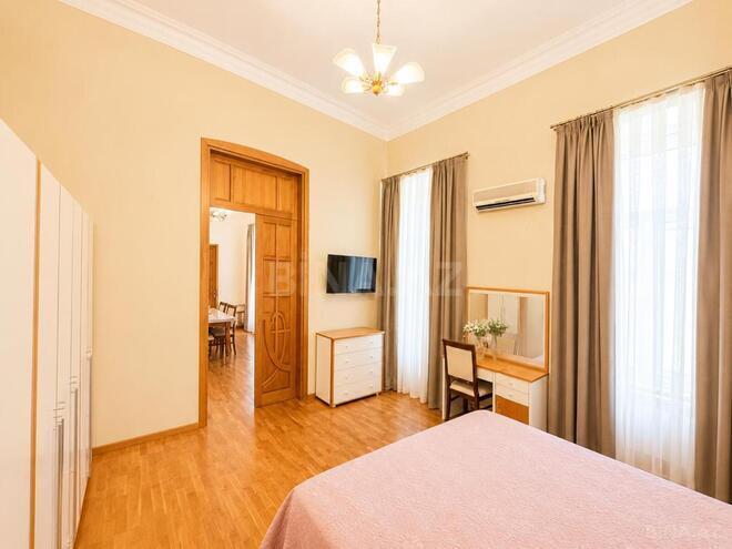 Satılır 5 otaqlı köhnə tikili 250 m², Sahil m., photo 10 from 18